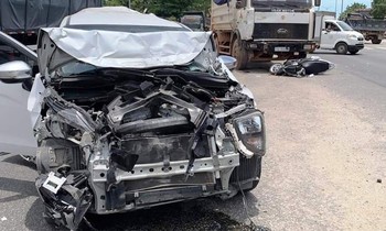 Chiếc "xế hộp" bị hư hỏng nặng sau khi bị xe tải "điên" bất ngờ tông mạnh từ phía sau. (nguồn ảnh FB)