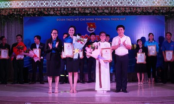 Trao giải Nhất và giải Nhì cho hai báo cáo viên có kết quả thi tốt nhất.
