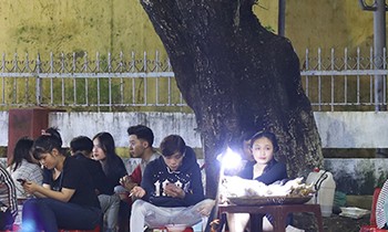 Hàng quán trên vỉa hè phố đi bộ Nguyễn Đình Chiểu, TP Huế.