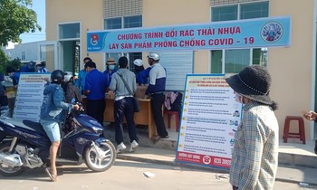 Người dân hưởng ứng chương trình đổi rác thải nhựa lấy sản phẩm phòng chống Covid 19