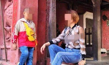 Cô gái ăn mặc phản cảm chụp ảnh ở Chùa Cầu, Hội An khiến dư luận bức xúc. Ảnh FB.