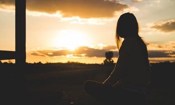 Nhà trường lên tiếng vụ nữ sinh bị mẹ bắt quỳ vì thiếu điểm, tiết lộ gia cảnh khó khăn