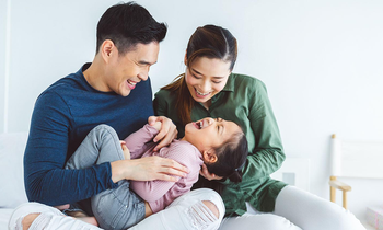 Nếu ba mẹ lỡ không may chệch đường đi lạc xa mình, hãy chỉ dẫn, hãy kéo tay ba mẹ với nhé!