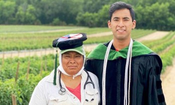 Cảm động khi biết lý do tân Tiến sĩ về cánh đồng nơi bố mẹ làm việc để chụp ảnh tốt nghiệp