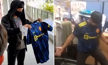 Được học trò tặng áo Manchester United, thầy giáo Singapore phản ứng chứng tỏ "fan cứng"