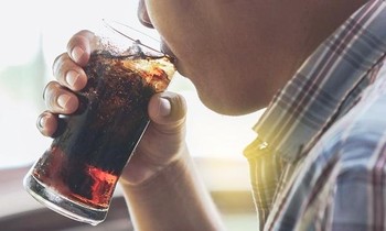 Thanh niên 22 tuổi ở Trung Quốc uống 1,5 lít nước ngọt trong 10 phút, chịu hậu quả nặng nề