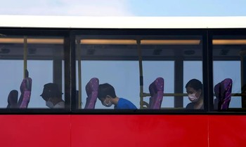 Dịch vụ "xe buýt ngủ ngon" tại Hồng Kông: Chạy 76km, tặng tai nghe và bịt mắt cho khách