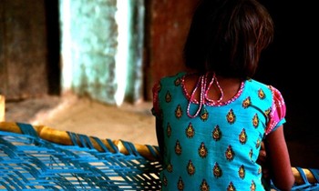 Bé gái 8 tuổi bị đánh chết vì để vẹt sổ lồng