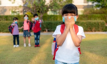 Học sinh lớp 4 bị nhà trường bắt ra về vì hắt xì đúng hai cái, tạm cấm không được đến lớp