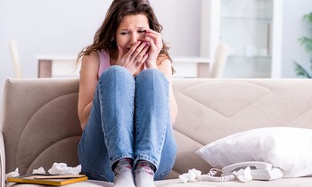 Bạn gái cũ tung “độc chiêu” sau khi chia tay, khiến bạn gái mới vừa khóc thét vừa bỏ chạy