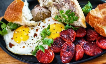 Ở nhà ăn Tết: Làm thế nào để món lạp xưởng chiên trở thành "cạ cứng" của bánh tét và bánh chưng?