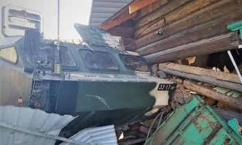 Xe chở hệ thống tên lửa đạn đạo Tochka-U của Belarus mất lái, lao vào nhà dân