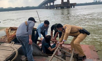 Người phụ nữ nhảy cầu Chương Dương ngày cận Tết