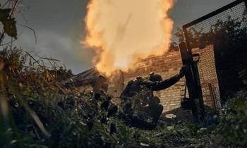 Binh sĩ Ukraine khai hỏa tại thành phố Kupiansk, vùng Kharkiv, ngày 23/9/2022. Ảnh: AP