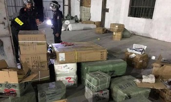 Cảnh sát kiểm tra kho hàng của đường dây buôn lậu do Đào Văn Chấp cầm đầu