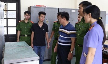 Bắt đối tượng siết cổ, cho bé trai 3 tuổi vào tủ cấp đông