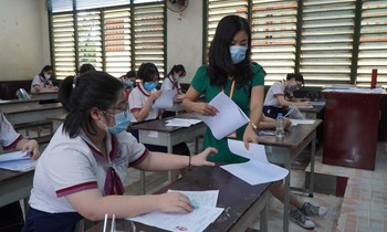 "Sóng" bất ngờ xuất hiện trong đề thi Văn tốt nghiệp, sĩ tử 2K3 và thầy cô dạy Văn nói gì?