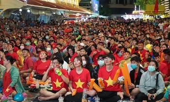 Bầu trời rực đỏ mừng U23 Việt Nam vô địch SEA Games: Mặc kệ deadline, chúng tôi "đi bão"!