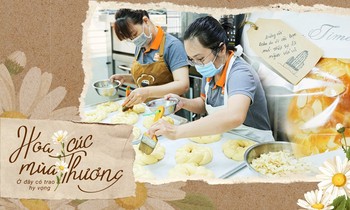 Người trẻ Sài Gòn tiếp lửa trong cuộc chiến chống dịch COVID-19 với món quà hương hoa cúc
