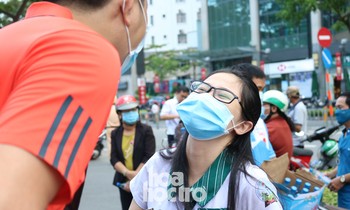 TP.HCM: Teen đến sớm dự kì thi tốt nghiệp THPT Quốc gia có một không hai trong lịch sử