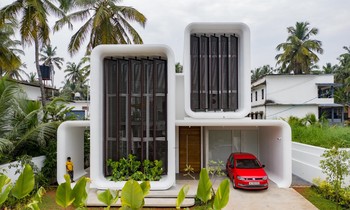 Độc đáo ngôi nhà hình chiếc điện thoại di động, dùng cửa chớp trục xoay để thông gió