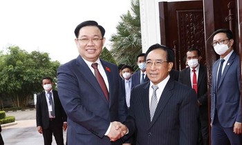 Hình ảnh Chủ tịch Quốc hội Vương Đình Huệ hội kiến Thủ tướng Lào Phankham Viphavanh