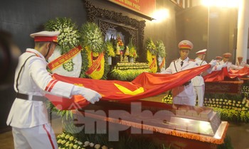 Xúc động nghi lễ phủ cờ lên linh cữu 3 liệt sĩ cảnh sát PCCC