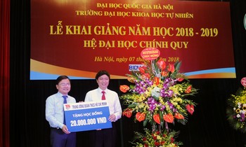 Bí thư thường trực T.Ư Đoàn Nguyễn Anh Tuấn trao tặng học bổng tại lễ khai giảng năm học mới trường ĐH Khoa học Tự nhiên - ĐH Quốc gia Hà Nội. Ảnh: Dương Triều.