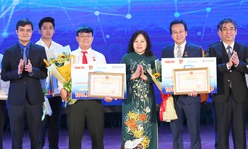 Ông Nguyễn Phước Lộc, Phó Trưởng ban Dân vận T.Ư; anh Bùi Quang Huy, Bí thư T.Ư Đoàn, Chủ tịch T.Ư Hội SVVN và bà Ngô Thị Minh, Thứ trưởng Bộ Giáo dục và Đào tạo trao tặng phần thưởng cho 3 công trình tiêu biểu năm 2020. ẢNH: BẢO ANH