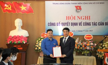 Anh Nguyễn Ngọc Lương, Bí thư T.Ư Đoàn, Chủ tịch Hội LHTN Việt Nam (bên phải) trao quyết định cho tân Phó Bí thư Tỉnh Đoàn Hà Nam Dương Xuân Khiêm.