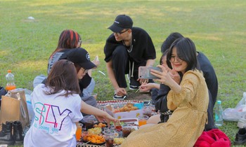 Experience with outdoor picnic parties at Yen So park.  Photo: Phuong Thao
