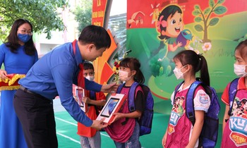 Mr. Le Hai Long, Head of Children's Affairs Committee of the Central Youth Union, Standing Vice Chairman of the Central Committee's Council, presented gifts to Phu Tho children.