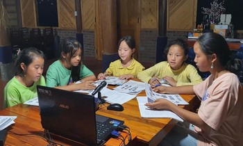 Buổi học trực tuyến tại lớp học Phúc Xá. Ảnh NVCC