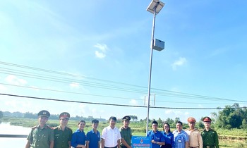 Các đại biểu trao biển ra mắt công trình “Hệ thống cảnh báo đuối nước bằng năng lượng mặt trời”
