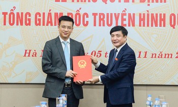 Chủ nhiệm Văn phòng Quốc hội Bùi Văn Cường trao Quyết định tiếp nhận và bổ nhiệm Tổng Giám đốc Truyền hình Quốc hội Việt Nam cho ông Lê Quang Minh. Ảnh QH 