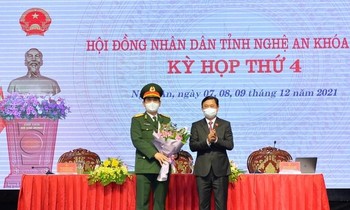 Bí thư Tỉnh ủy, Chủ tịch HĐND tỉnh Nghệ An Thái Thanh Quý chúc mừng ông Phan Đại Nghĩa. Ảnh IT 