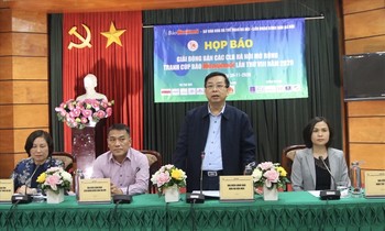 Ban tổ chức họp báo công bố giải đấu.