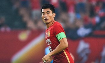 Tiền vệ Zheng Zhi vẫn còn thi đấu và nằm trong BHL ĐT Trung Quốc