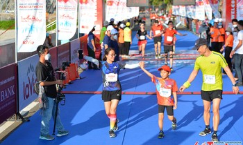 Gia đình VĐV nhí Trần Minh Khang cùng chinh phục Tiền Phong Marathon 2022