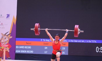 Nín thở xem Phạm Thị Hồng Thanh nâng tạ 'vô đối', phá 3 kỷ lục SEA Games
