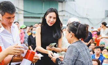 Hình ảnh làm từ thiện của vợ chồng ca sỹ Thuỷ Tiên - Công Vinh.