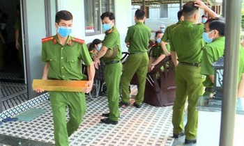 Lực lượng chức năng thu giữ vàng giả từ Hoà. Ảnh: N.L