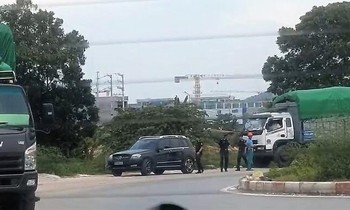 Cơ quan chức năng kiểm tra xe chở hàng hoá vi phạm của Công ty môi trường T.