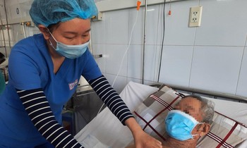 Gắp đầu đạn nằm trong phổi cụ ông sau hơn 60 năm