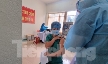 Đà Nẵng: Những nhân viên y tế đầu tiên được tiêm vắc-xin ngừa COVID-19