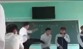 Giáo viên Khúc Xuân Hòa đá vào một học sinh. Hình ảnh cắt từ clip trên mạng
