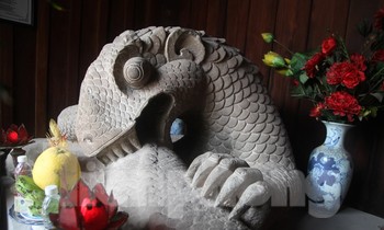 Pho tượng rồng đá tại đền thờ Thái sư Lê Văn Thịnh
