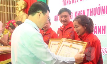 Chủ tịch UBND tỉnh Bắc Giang Lê Ánh Dương tặng khen thưởng vận động viên Nguyễn Thị Oanh