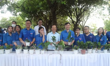 Lãnh đạo Trung ương Đoàn và tỉnh Bắc Giang tham gia chương trình đổi rác lấy cây xanh