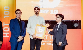 Đen Vâu "mang giải về cho mẹ", cùng lúc ẵm tận 4 giải thưởng Top 10 BXH Billboard Vietnam